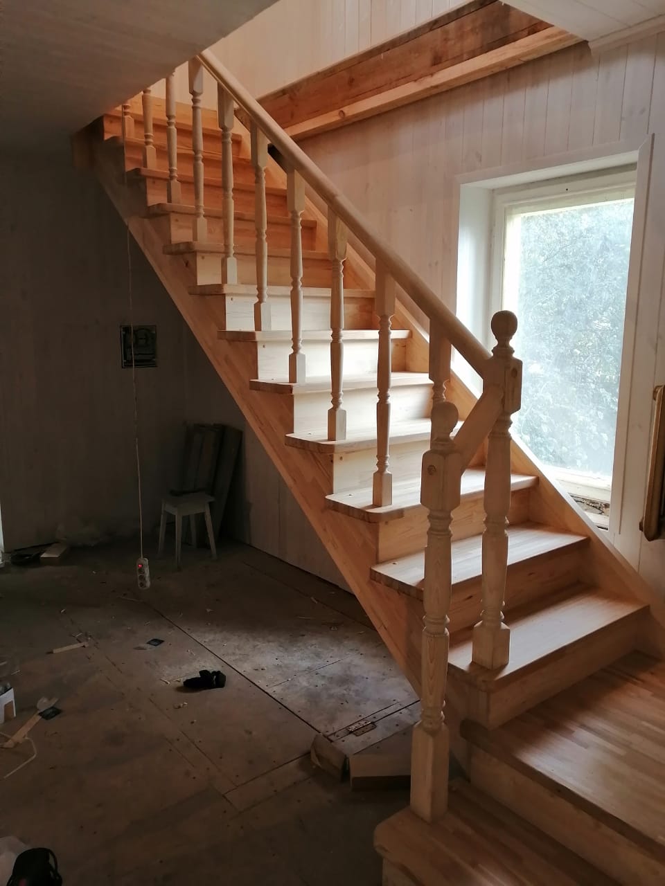 Г-образные лестницы с промежуточной площадкой для дома