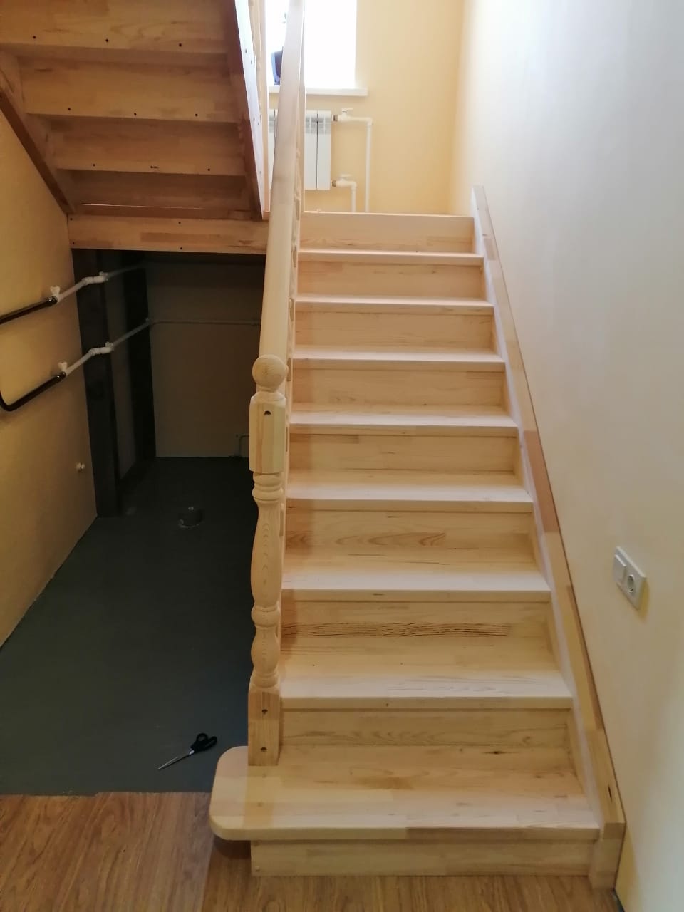 Г-образные лестницы с промежуточной площадкой для дома